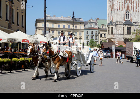 Pferdekutsche am Stadtplatz in Krakau, Polen Stockfoto