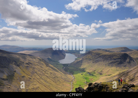 Wanderer auf dem Gipfel des großen Giebel, genießen den Blick über Wasdale und Wast Wasser im englischen Lake District Stockfoto