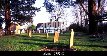 Die Priester-Haus auf dem Friedhof der Itchingfield Pfarrkirche, West Sussex Stockfoto