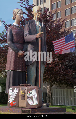 God Bless America-Skulptur von J Stewart Johnson nach Gemälde American Gothic von Grant Wood, Kunstmuseum in Dubuque, Iowa Stockfoto