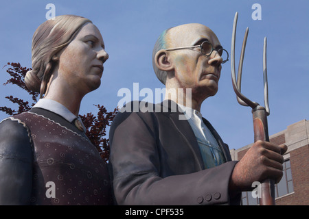 God Bless America-Skulptur von J Stewart Johnson nach Gemälde American Gothic von Grant Wood, Kunstmuseum in Dubuque, Iowa, USA Stockfoto