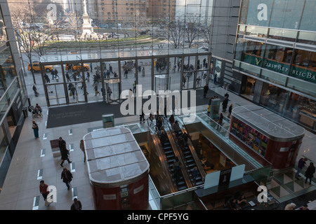 Ein Blick in das Atrium des die von Time Warner Center, mit Columbus Circle in New York City im Hintergrund. Stockfoto