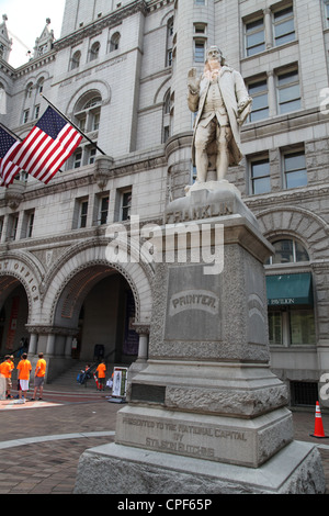 Statue von Benjamin Franklin außerhalb der Old Post Office und Uhrturm am Nancy Hanks Center in Washington, D.C. Stockfoto