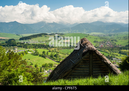 Ein Holzdach Anciet Landhausstil in einem grünen Frühling-Land Stockfoto