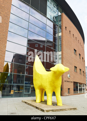 Die original Super-Lamm-Banane vor Avril Robarts Zentrum, Teil der Liverpool John Moores University, Liverpool UK Stockfoto