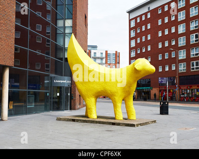 Die original Super-Lamm-Banane vor Avril Robarts Zentrum, Teil der Liverpool John Moores University, Liverpool UK Stockfoto