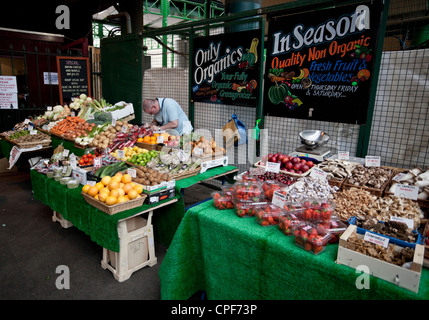 Ein Bio-Obst und Gemüse Stall im Borough Market, London, England, UK Stockfoto