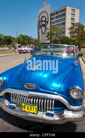 Havana Habana Cuba alte amerikanische Oldtimer in Platz der Revolution und Cienfuegos Design auf Gebäude Stockfoto