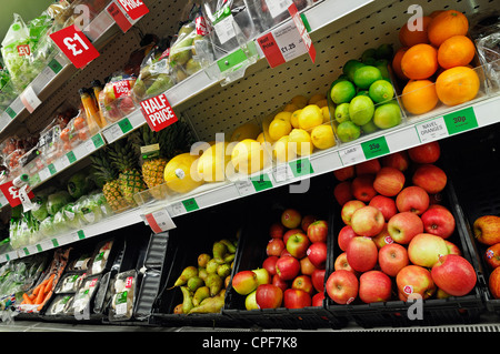 Obst und Gemüse im Supermarkt, UK. Stockfoto