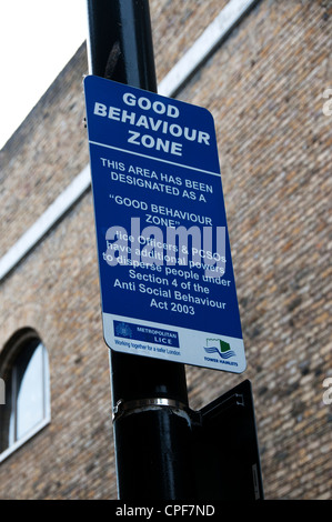 Brick Lane, Bethnal Green, London. Zeichen sagen gutes Benehmen zone Stockfoto