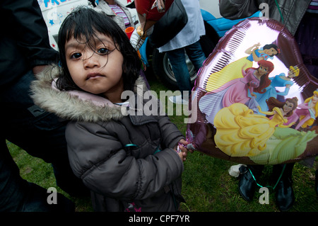 Boishakhi Mela, für Bangladesch Neujahr. Junges Mädchen mit Cinderella-Helium-Ballon Stockfoto