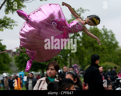 Boishakhi Mela, für Bangladesch Neujahr. Rosa Ballett Tänzerin Ballon über Menge von lokalen Bangladeschis Stockfoto