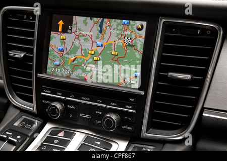 Porsche Panamara/Navi (GPS) in Mittelkonsole. Stockfoto