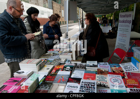 Goldschmied Zeile Hackney. Sonntagmorgen Buchmarkt. Kunden Surfen am Newham Buchhandlung stall Stockfoto