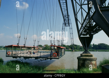 Transfer-Brücke am Fluss Charente (Frankreich) Stockfoto