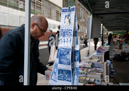 Goldschmied Zeile Hackney. Sonntagmorgen Buchmarkt. Stall mit Flyern für Spitafields Leben Stockfoto