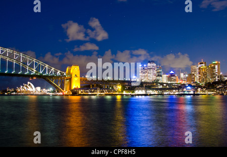 Dämmerung Nacht Exposition von Farbe und große Licht des berühmten Opera House und Harbour Bridge auf Skyline von Sydney Australia Stockfoto