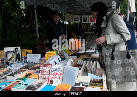 Goldschmied Zeile Hackney. Sonntagmorgen Buchmarkt. Frau Bücher anschauen Stockfoto