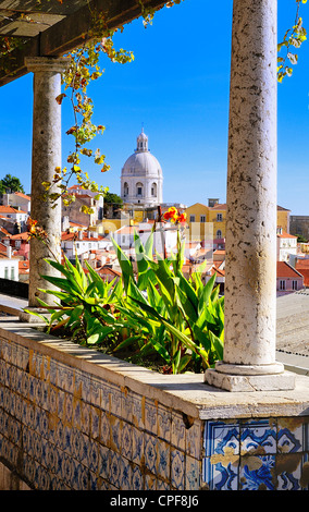 Panorama von einem alten traditionellen Nachbarschaft in Lissabon Stockfoto