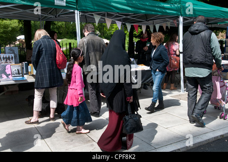 Goldschmied Zeile Hackney. Sonntagmorgen Buchmarkt. Menschen suchen und wandern vorbei an Ständen Stockfoto