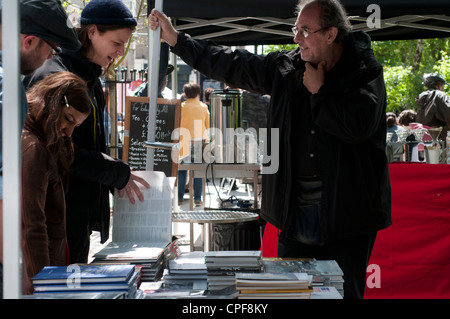 Goldschmied Zeile Hackney. Sonntagmorgen Buchmarkt. Neil Burgess, Markt-Veranstalter in seinem stall Stockfoto