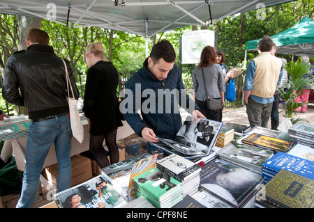 Goldschmied Zeile Hackney. Sonntagmorgen Buchmarkt. Menschen, die Bücher anschauen Stockfoto