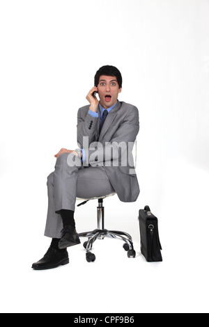Porträt der Geschäftsmann sitzt auf Drehstuhl schauen erstaunt Stockfoto