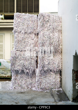 Recycling-Papier und Abfälle aus einer Druckmaschine in Johor, Malaysia. Stockfoto