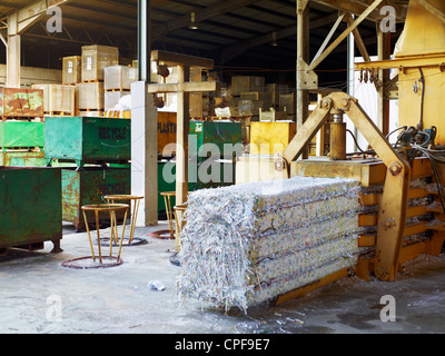 Recycling-Papier und Abfälle aus einer Druckmaschine in Johor, Malaysia. Stockfoto