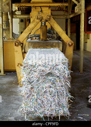 Recycling-Papier und Abfälle aus einer Druckmaschine in Johor, Malaysia. Stockfoto