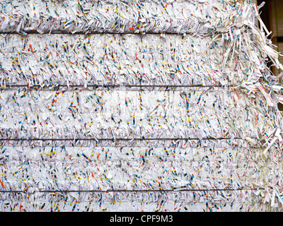 Recycling-Papier und Abfälle aus einer Druckmaschine in Johor, Malaysia. Stockfoto