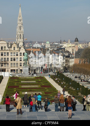 Brüssel Stadtzentrum von Sylvester Park, mit vielen Touristen gesehen. Belgien Stockfoto