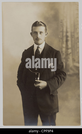 Anfang des 20. Jahrhunderts wurde das Studio-Portrait eines gut gekleideten jungen Mannes, der seine Pfeife hielt, Hastings, E. Sussex, England, Großbritannien, um 1918 Stockfoto