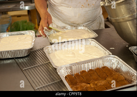 Paris, Frankreich - ein Koch bereitet tiramisu Stockfoto