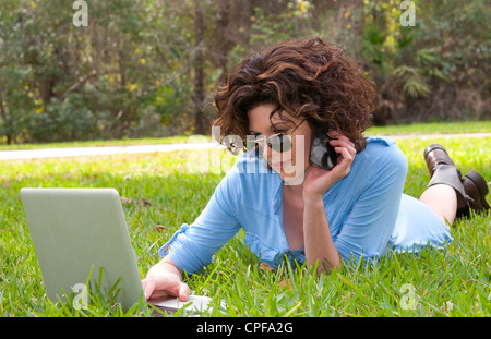 Junge attraktive Woamn Alter 25 vor Haus im Hof, e-Mail und sprechen auf Zelle, um Freunde mit Sonnenbrille und modernen look Stockfoto