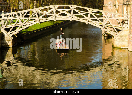 Punt auf dem Fluss Cam Unterquerung der Mathematical Bridge am Queens College in Cambridge Stockfoto