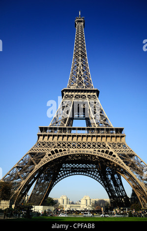 Blick auf Eiffelturm aus dem Champ de Mars (Marsfeld) Stockfoto