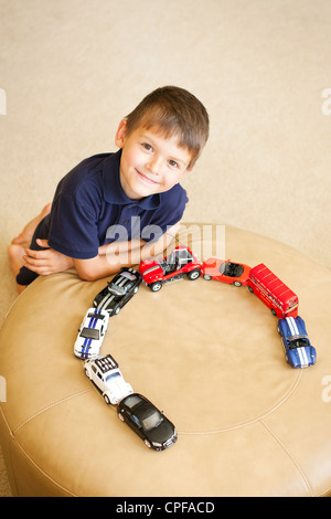 Jungen spielen mit Spielzeug-Autos Stockfoto