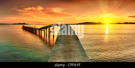 Sonnenaufgang über dem Meer. Pier im Vordergrund. Panorama Stockfoto