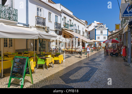 Restaurants und Geschäfte in der Rua 25 de Abril in der Altstadt (Cidade Velha), Lagos, Algarve, Portugal Stockfoto
