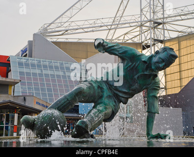 Tom Finney Statue, von Peter Hodgkinson gestaltet, neben dem Deepdale Stadion von Preston North End FC, Preston, Lancashire Stockfoto