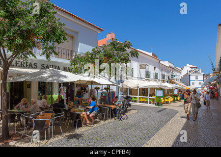 Restaurants und Geschäfte in der Rua 25 de Abril in der Altstadt (Cidade Velha), Lagos, Algarve, Portugal Stockfoto