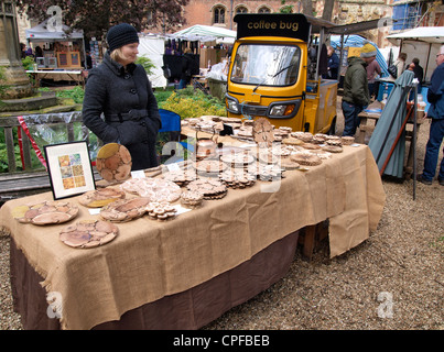 Standinhaber an Cambridge Craft Market, UK Stockfoto