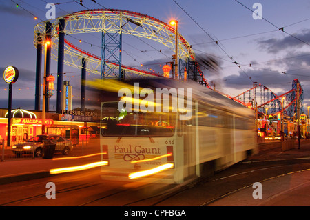 Beleuchtete Straßenbahn Blackpool während der Blackpool Ablichtungen übergeben Stockfoto