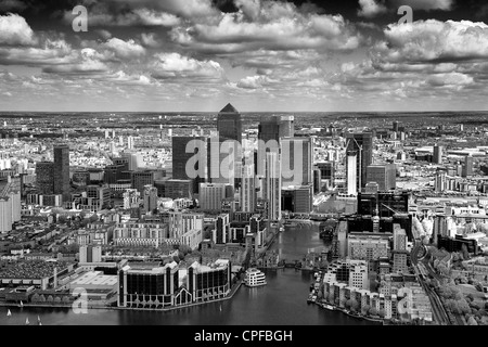 Luftaufnahme von der Isle of Dogs, London, Blick auf den Kanarischen wharf in der Ferne Stockfoto