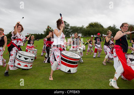 BATALA Trommeln Band aus Lancaster-Ausführung auf den Gleda-bei Bowness am Lake Windermere englischen LaKe District Cumbria UK Stockfoto