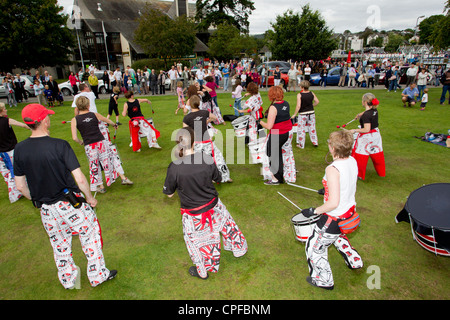 BATALA Trommeln Band aus Lancaster-Ausführung auf den Gleda-bei Bowness am Lake Windermere englischen LaKe District Cumbria UK Stockfoto