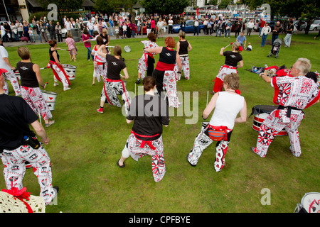 BATALA Trommeln Band aus Lancaster-Ausführung auf den Gleda-bei Bowness am Lake Windermere englischen LaKe District Cumbria UK Stockfoto