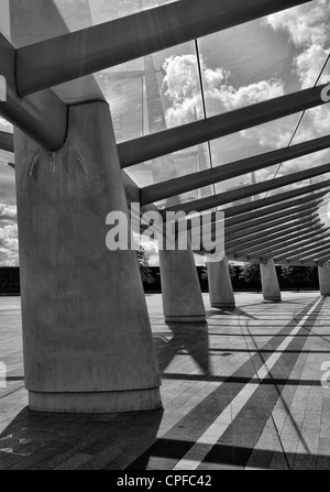 Moderne Beton und Glas bedeckt Gehweg zwischen North Greenwich u-Bahnstation und der o2-Dome. Stockfoto