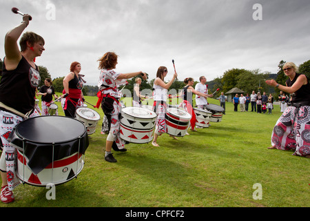 BATALA Trommeln Band aus Lancaster-Ausführung auf den Gleda-bei Bowness am Lake Windermere englischen LaKe District Cumbria UK Stockfoto